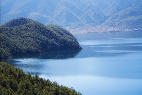 Озеро Лугу Ху в Китае - живописный кусочек, спрятанный в горах